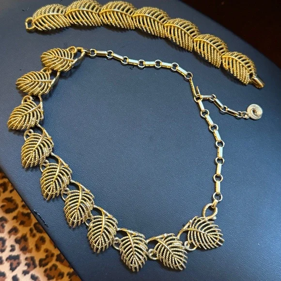 Lisner Demi Panure Gold Plated Garland Leaf Necklace & Bracelet. Pieces Signed. - Picture 2 of 9